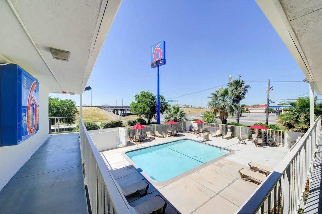 Red Roof Inn San Antonio E - Frost Bank Center Bagian luar foto