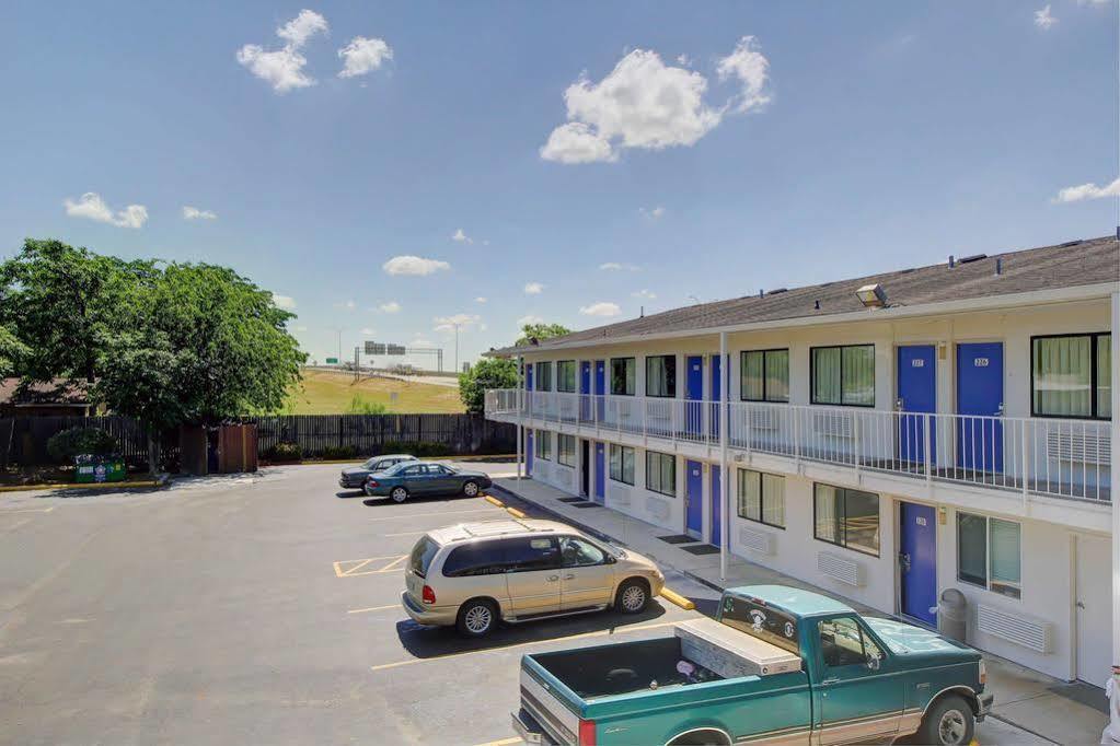 Red Roof Inn San Antonio E - Frost Bank Center Bagian luar foto